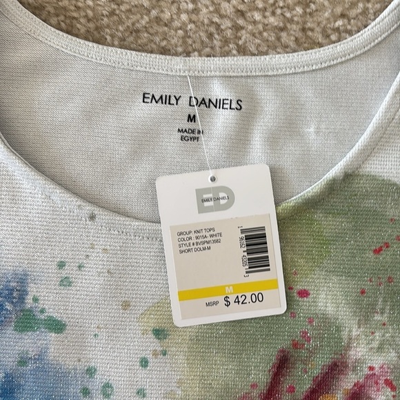 NWT Colorful Parrot Graphic T-Shirt - Picture 5 of 8